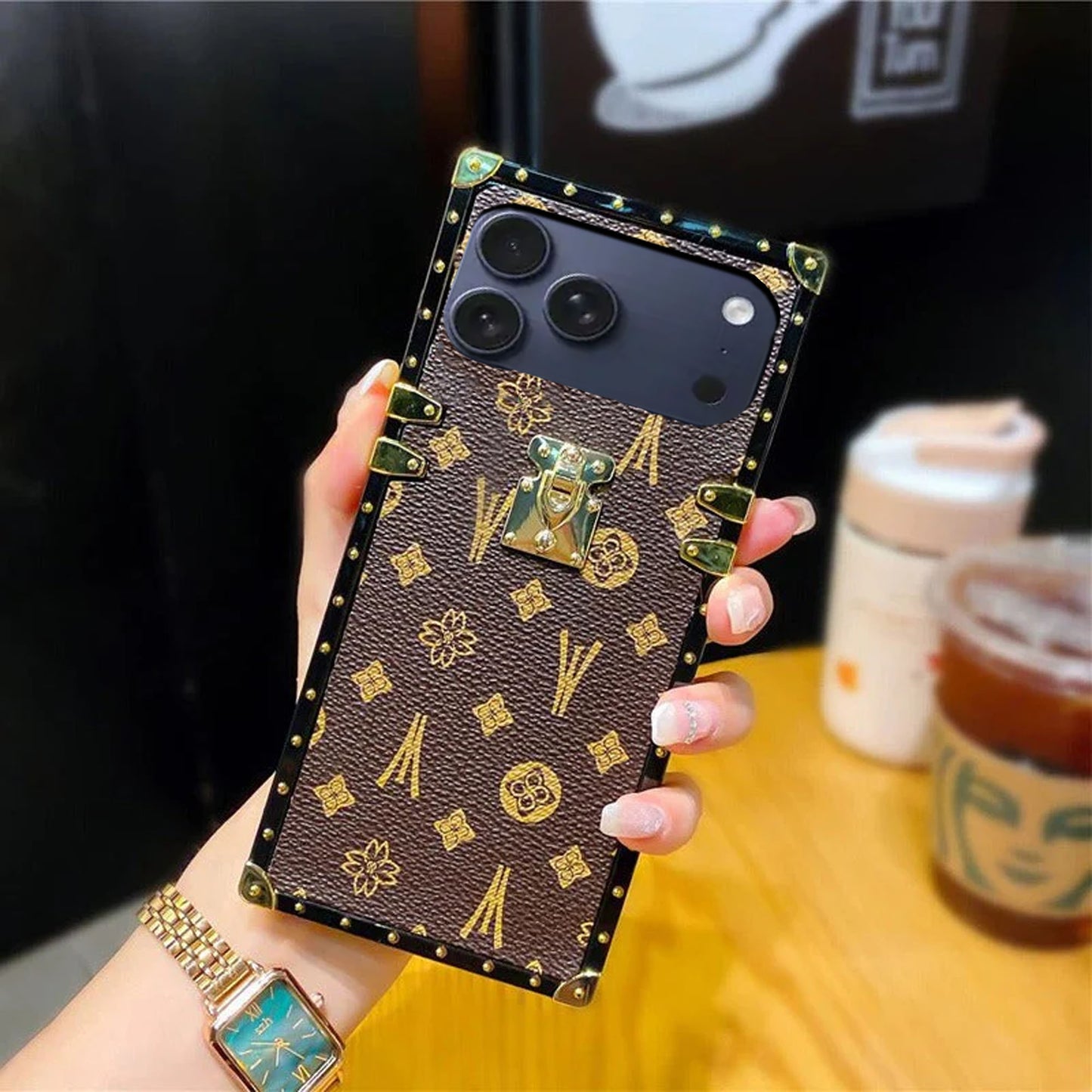 [ FREE SHIPPING] LV MONOGRAM CANVAS SQUARE TRUNK DESIGN CASE FOR IPHONE 17 PRO MAX