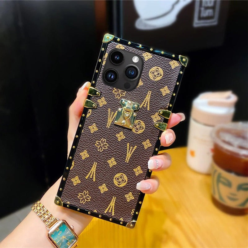 [ FREE SHIPPING] LV MONOGRAM CANVAS SQUARE TRUNK DESIGN CASE FOR IPHONE 15 PRO MAX